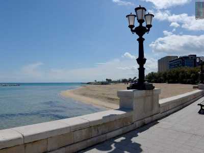All�altezza del ponte Giuseppe Garibaldi, la strada si modifica prima in via Armando Perotti e poi in corso Trieste. In questo punto, di fronte a numerose saracinesche abbassate, si apre la grande spiaggia libera di Pane e Pomodoro, praticamente il primo punto balneabile dopo chilometri di cemento (foto di Nicola Velluso)